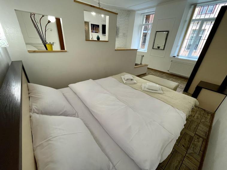 White Rooms On City Center Lviv Buitenkant foto