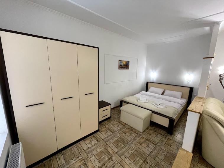 White Rooms On City Center Lviv Buitenkant foto