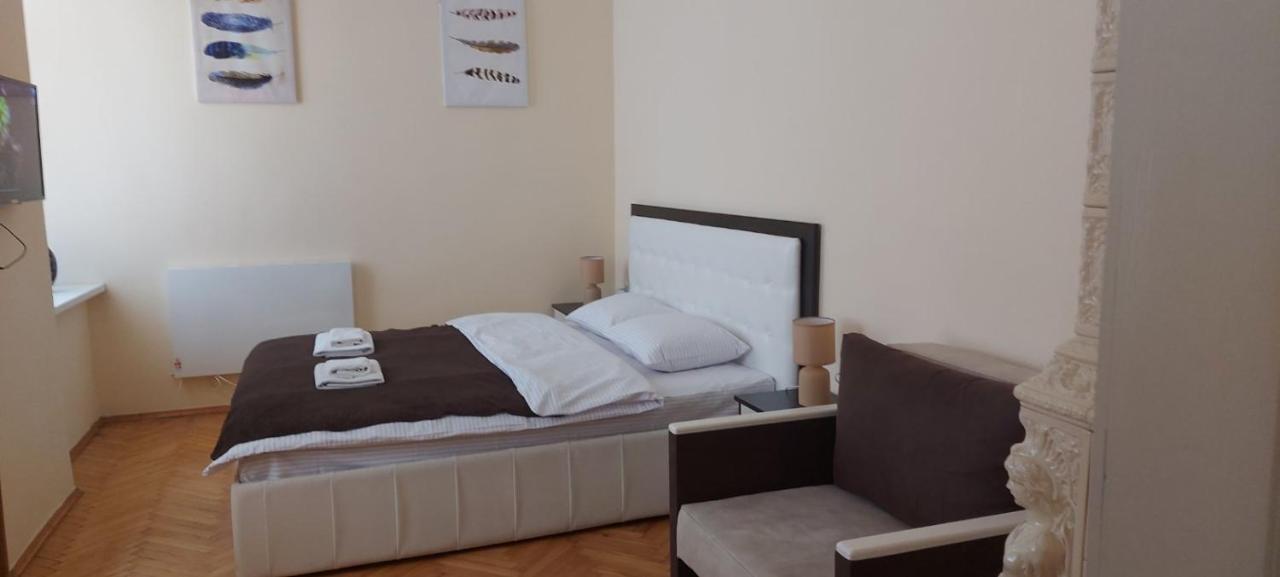 White Rooms On City Center Lviv Buitenkant foto
