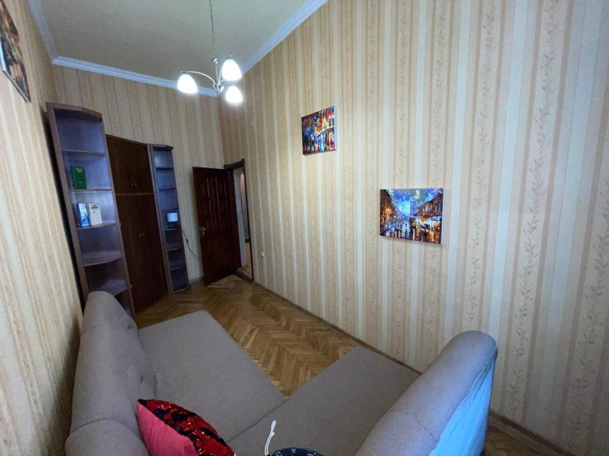 White Rooms On City Center Lviv Buitenkant foto