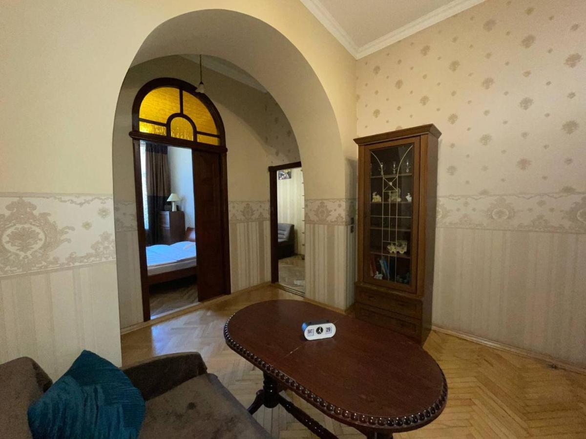 White Rooms On City Center Lviv Buitenkant foto