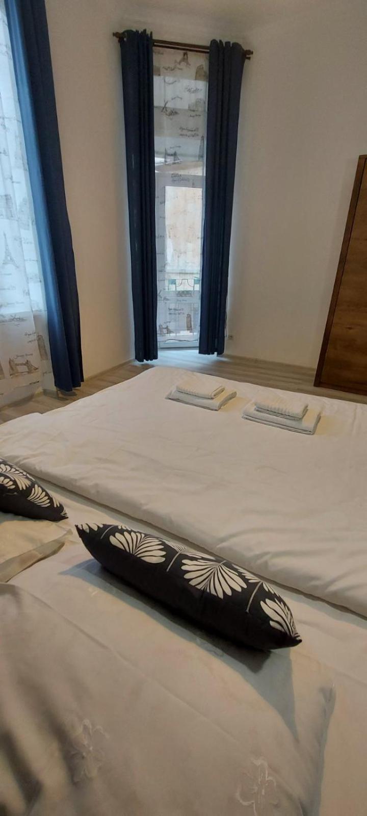 White Rooms On City Center Lviv Buitenkant foto